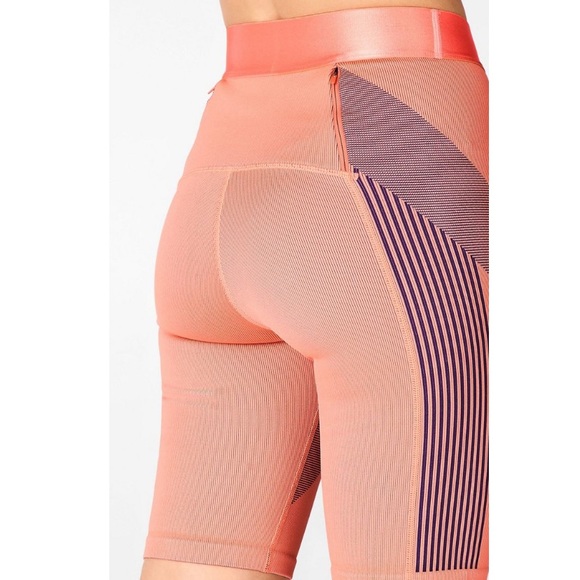 Fabletics Ultra High-Waisted Seamless Sprint Short - Picture 2 of 10